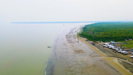 Un-Bullicioso-Mercado-De-Pescado-Prospera-Junto-A-Un-Pequeño-Bazar-En-La-Playa-De-Kuakata,-Cerca-De-La-Costa-Del-Bosque-De-Sundarban-En-Bangladesh---Disparo-Aéreo-De-Drones