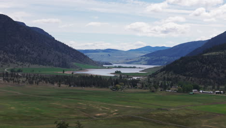 Entdecken-Sie-Den-Ruhigen-Nicholas-Lake-Im-Nicholas-Valley