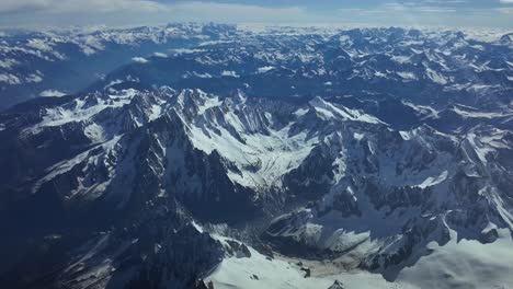 Vista-Aérea-Elevada-De-Un-Glaciar-Alpino-En-La-Cordillera-De-Los-Alpes,-Tomada-Desde-Una-Cabina-De-Avión-Volando-Sobre-él-A-8000-M-De-Altura.