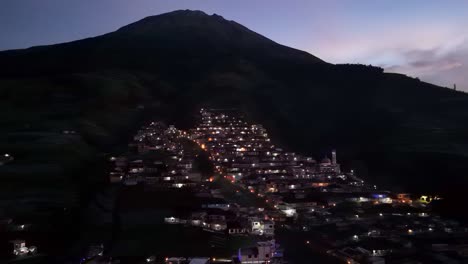 Impresionante-Vista-Del-Pueblo-En-La-Ladera-De-La-Montaña-Por-La-Noche-Con-Un-Clima-Ligeramente-Nublado