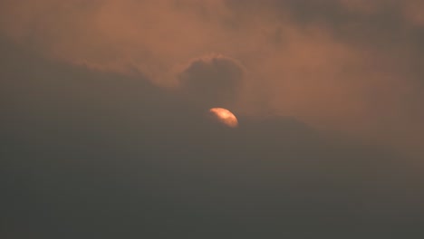 Goldener-Sonnenaufgang-Hinter-Dichten-Dunklen-Wolken.