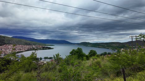 Naturaleza,-Lago-Orestiada-En-La-Ciudad-De-Kastoria-En-Grecia,-Vista-Panorámica-Elevada