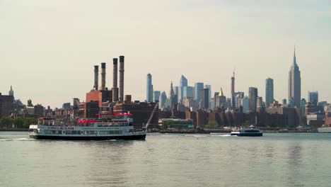 Circleline-Touristenboot-Und-Fähre-Auf-Dem-East-River-Mit-Midtown-Manhattan-Szene