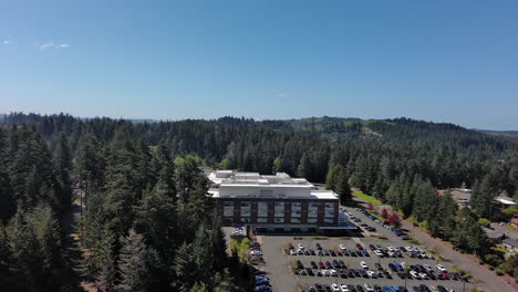 Bay-Area-Hospital-In-Coos-Bay,-Oregon,-Drohnenansicht-Des-Hauptgebäudes-Und-Des-Parkplatzes