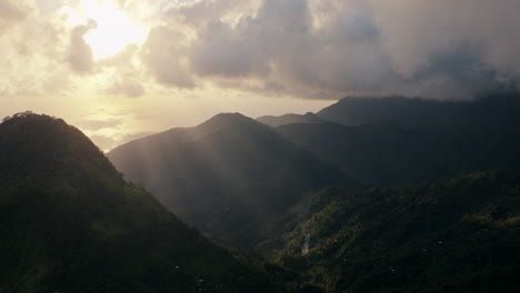 Atemberaubende-Morgenlandschaft,-Indonesische-Bergkette,-Mutter-Natur