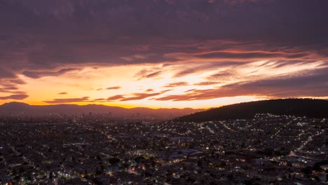 Hype-Lapse-Aufnahme-Der-Markanten-Mexikanischen-Stadt-Bei-Sonnenuntergang,-Blick-Auf-Das-Wohngebiet