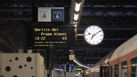 Brüsseler-Midi-Bahnhof-Linie-Nach-Berlin-Und-Prag-Mit-Menschen,-Die-Warten-Und-In-Den-Zug-Einsteigen