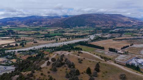 Monte-El-Pico-De-La-Pista-De-Hierro,-El-Retroceso-Aéreo-Establece-Una-Vista-Panorámica-Del-Impresionante-Circuito-Para-Caminar.