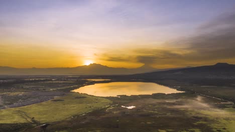 Erkunden-Sie-Eine-Atemberaubende-Landschaft,-Einen-See-Umgeben-Von-Weiten-Ländern-Bei-Sonnenaufgang,-Mexiko