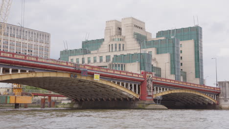 Das-Sis-Gebäude-Am-Ufer-Der-Themse-Am-Vauxhall-Cross-In-London