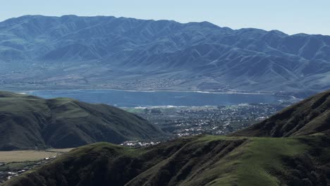 Aerial-shot-of-the-artificial-lake-of-Tafí-del-Valle,-Tucumán-from-the-mountains