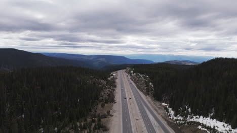 Genießen-Sie-Die-Route-Des-Highway-97c-Durch-Die-Landschaft-Von-British-Columbia