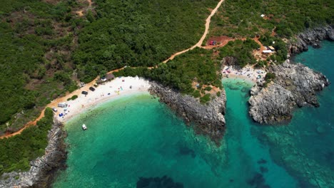 Playa-Secreta-Escondida-Entre-Acantilados-En-La-Costa-Salvaje-Y-Hermosa-Con-Aguas-Turquesas-Del-Mar-Jónico-En-Albania