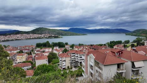 Lago-Orestiada-Cerca-De-La-Ciudad-De-Las-Montañas-En-Kastoria,-Grecia,-Horizonte-Nublado