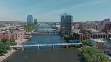 Blue-bridge-over-Grand-River-in-downtown-Grand-Rapids,-Michigan-with-drone-video-moving-forward