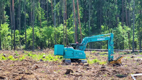 Powerful-excavator-effortlessly-digs-into-the-earth,-its-hydraulic-arm-extending-and-retracting-with-precision