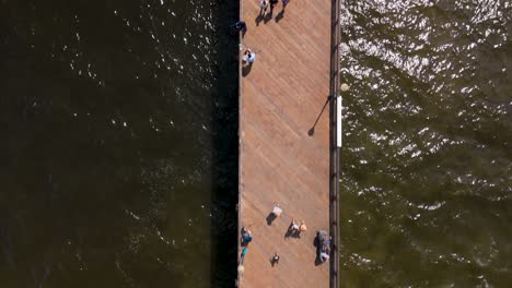 Menschen,-Die-Am-Städtischen-Pier-Am-Meer-Im-Nördlichen-San-Diego-County,-Kalifornien,-USA-Spazieren-Gehen