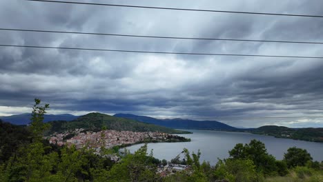 Cielo-Nublado-Sobre-El-Lago-Orestiada-En-Kastoria,-Grecia,-Ciudad-Del-Norte