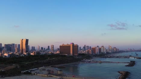 Morgensonnenaufgang-Mit-Blick-Auf-Die-Küstenskyline-Von-Tel-Aviv-Von-Oben