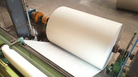 Papier-Wird-Durch-Eine-Papierrollenmaschine-Aus-Einer-Großen-Maschine-Verkauft,-Recyclingpapier-Herstellung-Tatsache
