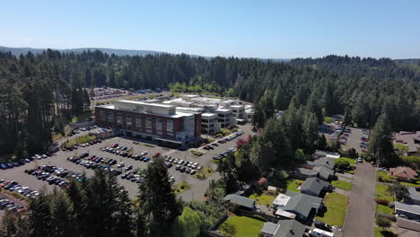 Hospital-Del-área-De-La-Bahía-En-Coos-Bay,-Oregon,-Drone-Adelante