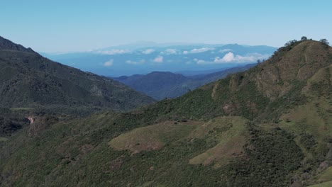 Hermoso-Paisaje-De-Montañas-Verdes-Con-Nubes-En-El-Fondo