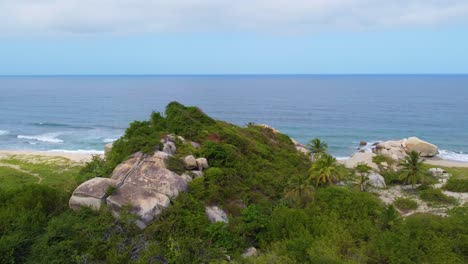 Atemberaubende-Aussicht-Auf-Santa-Marta-Beach-In-Kolumbien-Mit-Dem-Pazifischen-Ozean-Und-Dem-Strand-Im-Hintergrund