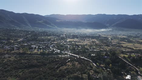 Paisaje-Retroiluminado-Con-Algunas-Nubes-Bajas-En-La-Ciudad-De-Tafí-Del-Valle-En-Tucumán,-Argentina