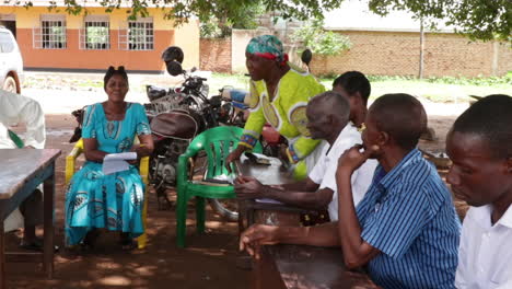 Locales-Ugandeses-Durante-Una-Reunión-Educativa-En-La-Escuela-En-Uganda