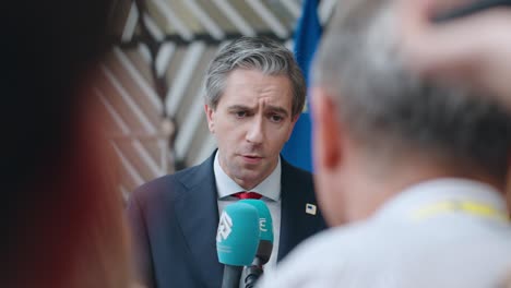 El-Primer-Ministro-Irlandés,-Simon-Harris,-Hablando-Con-La-Prensa-En-La-Cumbre-Del-Consejo-Europeo-En-Bruselas,-Bélgica:-Primer-Plano,-Cámara-Lenta.