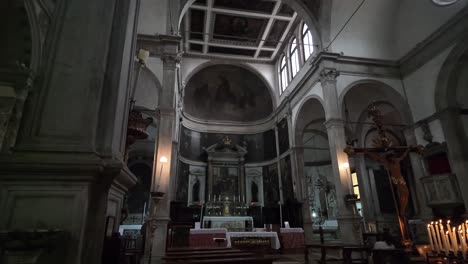 Vista-Interior-De-La-Iglesia-De-La-Basílica-Del-Crucifijo-De-San-Giovanni-Crisostomo-En-Venecia,-Italia,-Terminada-En-1525,-Que-Muestra-Una-Exquisita-Arquitectura-Renacentista-Y-Patrimonio-Religioso