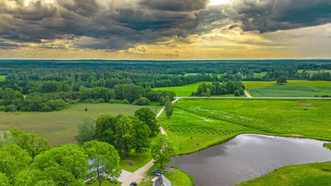 Luftaufnahme-Im-Zeitraffer,-Wolkenschatten-Ziehen-über-Die-Naturlandschaft