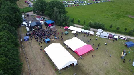 Toma-De-Drone-De-Un-Pequeño-Festival-De-Música-Y-Sus-Alrededores.