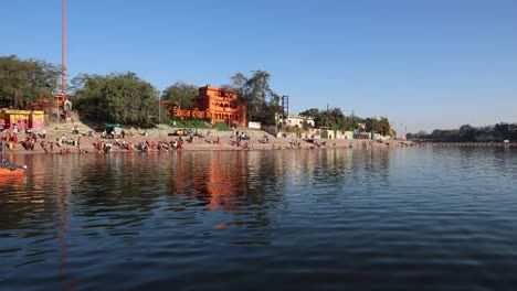 Der-Unberührte-Heilige-Shipra-Fluss-Mit-Strahlend-Blauem-Himmel-Am-Morgen-Aus-Einem-Flachen-Winkel.-Das-Video-Wurde-Am-Shipra-Fluss-In-Ujjain,-Madhya-Pradesh,-Indien,-Am-09.-März-2024-Aufgenommen