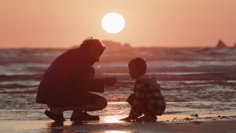 Onkel-Und-Neffe-Sammeln-Am-Strand-Muscheln-Während-Der-Goldenen-Stunde-Des-Sonnenuntergangs