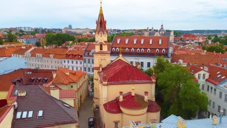 Iglesia-En-El-Casco-Antiguo-De-Vilnius,-Lituania,-Disparo-Con-Drones-En-Estilo-Barroco-Europeo.