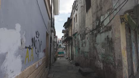 Callejón-Estrecho-En-El-Casco-Viejo-De-La-Ciudad-De-Panamá-Con-Edificios-Ruinosos-Y-Zapatos-Colgados