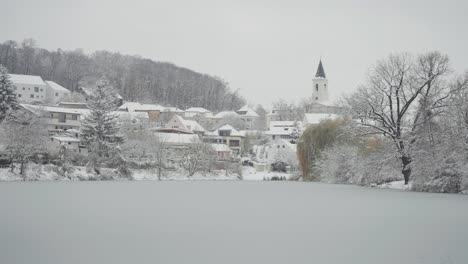 Ein-Friedliches-Prager-Viertel-Ist-Mit-Schnee-Bedeckt