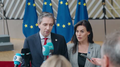 Der-Irische-Premierminister-Simon-Harris-Spricht-Beim-Gipfel-Des-Europäischen-Rates-In-Brüssel,-Belgien,-Mit-Der-Presse---Mittlere-Aufnahme