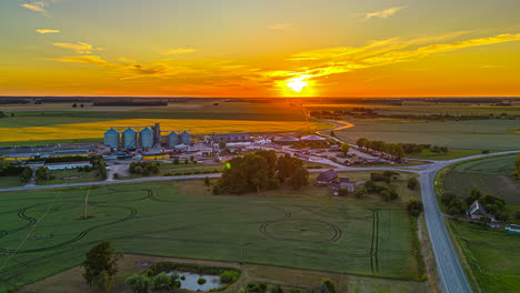 Silo-De-Grano-Al-Atardecer-En-Una-Comunidad-Agrícola---Hiperlapso-Aéreo-De-Retroceso