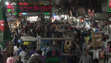 Lebendige-Und-Geschäftige-Straßenszene-In-Der-Altstadt-Von-Dhaka,-Bangladesch-Bei-Nacht