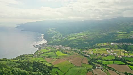 Miraduro-Dos-Picos-Dos-Bodes,-Azoren,-Mit-üppig-Grünen-Landschaften-Und-Küsten,-Luftaufnahme