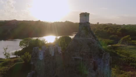 Sonnenstrahlen,-Die-Entlang-Des-Wassers-Fallen,-Reflektieren-Auf-Terryland-Castle-Am-Fluss-Corrib,-Galway,-Irland
