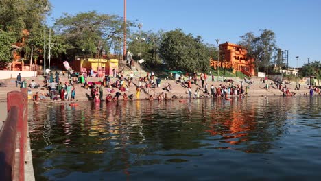 Devoto-Bañándose-En-La-Prístina-Orilla-Del-Río-Santo-Shipra-Por-La-Mañana-Desde-Un-ángulo-Plano.-El-Video-Fue-Tomado-En-El-Río-Shipra-Ujjain-Madhya-Pradesh-India-El-9-De-Marzo-De-2024.