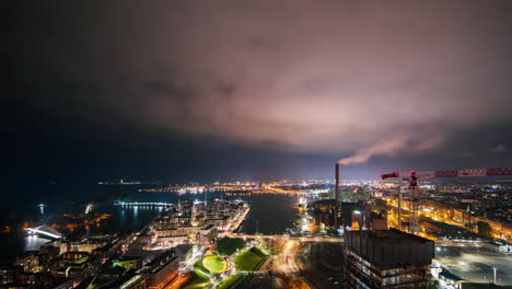 Timelapse-De-Nubes-De-Tormenta-Moviéndose-Sobre-El-Horizonte-Nocturno-Iluminado-De-Helsinki