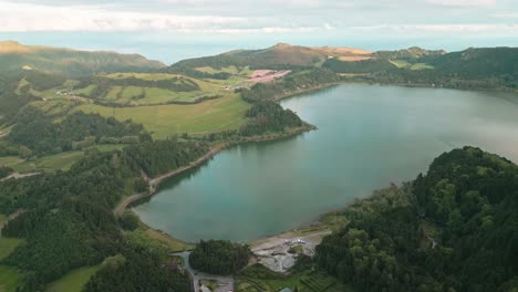 Toma-Aérea-En-órbita-De-La-Laguna-De-Furnas,-Paisaje-De-Belleza-Natural-De-La-Isla-De-São-Miguel,-Azores