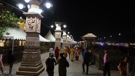 Gente-Caminando-En-El-Exterior-Del-Pasillo-Artístico-Del-Templo-Hindú-Sagrado-Por-La-Noche-El-Video-Se-Tomó-En-El-Corredor-Del-Templo-Mahakaleshwar-Mahakal-Ujjain-Madhya-Pradesh-India-El-9-De-Marzo-De-2024