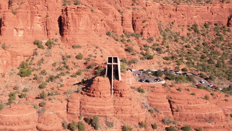 Chapel-of-Holly-Cross-in-Sedona-Arizona,-Aerial-View-With-Dolly-Zoom-Vertigo-Effect