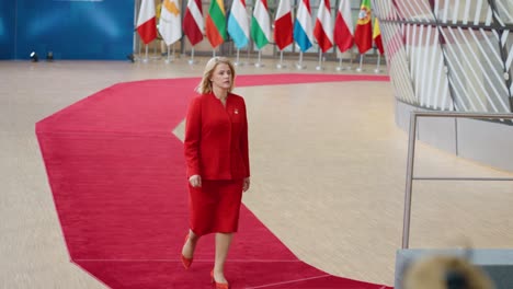 La-Primera-Ministra-Letona,-Evika-Siliņa,-Camina-Por-La-Alfombra-Roja-En-La-Cumbre-Del-Consejo-Europeo-En-Bruselas,-Bélgica,-En-Cámara-Lenta.