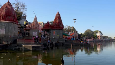 La-Prístina-Orilla-Sagrada-Del-Río-Shipra-Con-Un-Templo-Antiguo-Y-Un-Cielo-Azul-Brillante-En-La-Mañana.-El-Video-Se-Tomó-En-El-Río-Shipra-En-Ujjain,-Madhya-Pradesh,-India,-El-9-De-Marzo-De-2024.